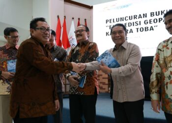 Berkontribusi Atas Pembangunan Pers, Pj Gubernur Banten Al Muktabar Raih Anugerah Sahabat Pers SMSI