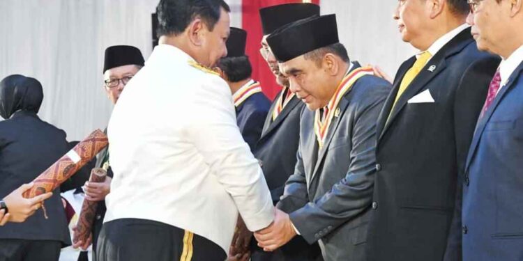 Muzani dan Dasco Terima Penghargaan Dharma Pertahanan Utama dari Menhan Prabowo