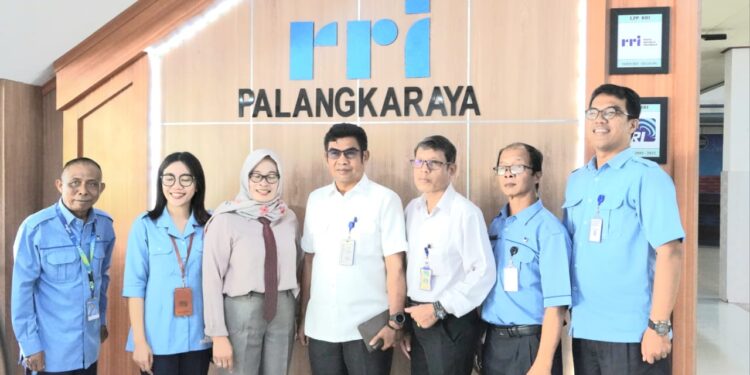 HUT ke-79 RRI, Kadis Kominfosantik Agus Siswadi Bacakan Warta Berita Spesial di RRI Pro 1 Palangka Raya