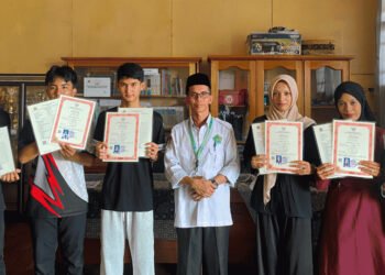 MA Al Badar Kasongan Serahkan Ijazah kepada 16 Alumni Angkatan XV